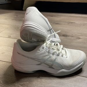 ASICS white size 7 excellent condition 🤍